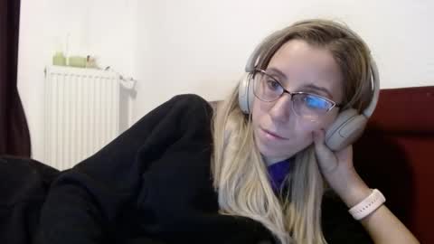 Snapshot of barelylegalblondy chatting on 02.04.26 Lena online show from 02.04.26