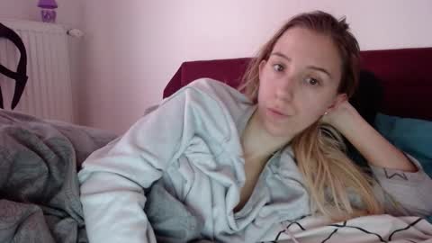 Snapshot of barelylegalblondy chatting on 03.11.26 Lena online show from 03.11.26