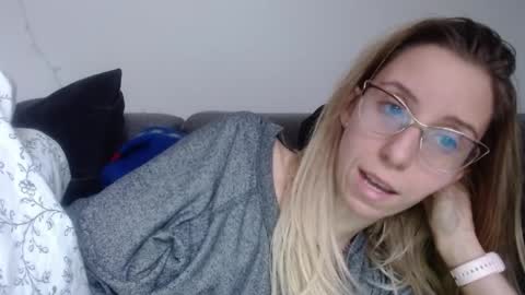 Snapshot of barelylegalblondy chatting on 03.27.26 Lena online show from 03.27.26