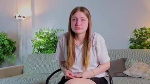 Snapshot of barrieyounkers chatting on 11.27.25 Elise online show from 11.27.25