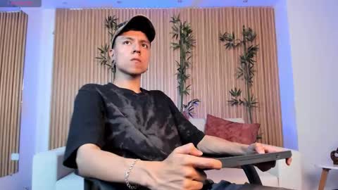 Snapshot of basthiianxxx chatting on 12.16.25 Basthiian online show from 12.16.25