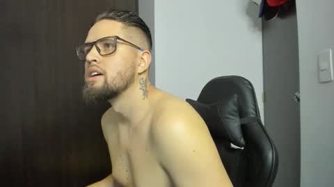 Snapshot of bastianwatson10 chatting on 11.05.25 bastianwatson10 online show from 11.05.25