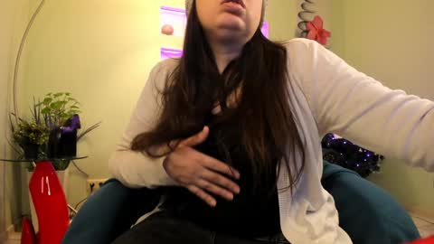 Snapshot of battymoll chatting on 12.12.24 battymoll online show from 12.12.24