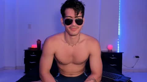 Snapshot of bbbeachboy chatting on 01.04.25 Valentino online show from 01.04.25