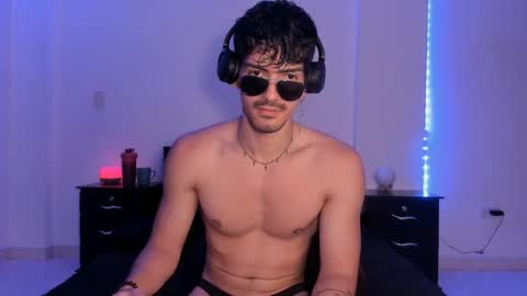 Snapshot of bbbeachboy chatting on 01.10.25 Valentino online show from 01.10.25