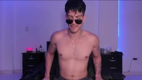 Snapshot of bbbeachboy chatting on 02.05.25 Valentino online show from 02.05.25