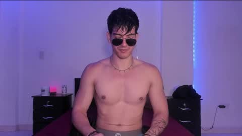 Snapshot of bbbeachboy chatting on 03.05.25 Valentino online show from 03.05.25