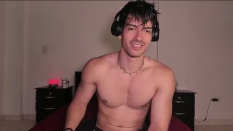 Snapshot of bbbeachboy chatting on 03.09.25 Valentino online show from 03.09.25