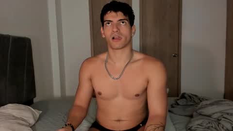 Snapshot of bbbeachboy chatting on 10.07.25 Valentino online show from 10.07.25