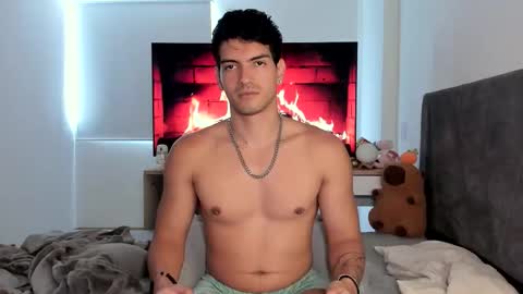 Snapshot of bbbeachboy chatting on 10.10.25 Valentino online show from 10.10.25