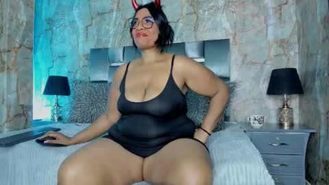 Snapshot of bbwlatina01 chatting on 11.28.25 Bbwlatina01 online show from 11.28.25
