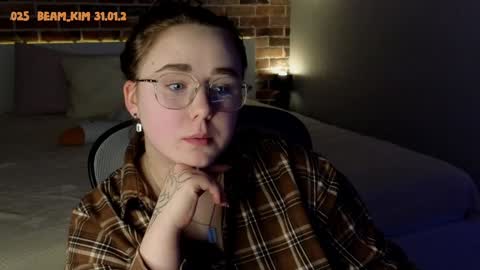 Snapshot of beam_kim chatting on 02.04.25 kim3 INDEPENDENT MODEL online show from 02.04.25