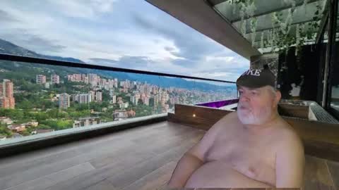 Snapshot of bear4muscle chatting on 02.09.25 Dookie online show from 02.09.25