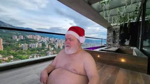 Snapshot of bear4muscle chatting on 12.20.25 Dookie online show from 12.20.25