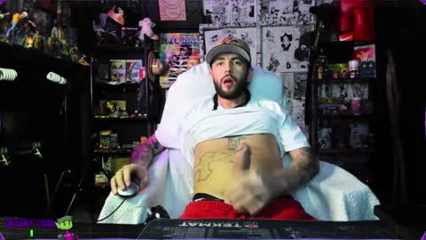 Snapshot of beastbxy chatting on 12.17.24 beast bxy online show from 12.17.24