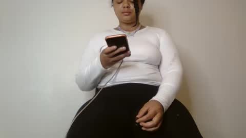 Snapshot of beautyloves chatting on 09.19.25 Beauty online show from 09.19.25