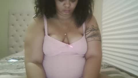 Snapshot of beautyloves chatting on 11.21.25 Beauty online show from 11.21.25