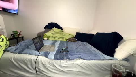 Snapshot of becreative_ chatting on 12.11.24 Peaches Cream online show from 12.11.24