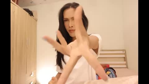 Snapshot of bee_thai chatting on 02.14.25 bee_thai online show from 02.14.25