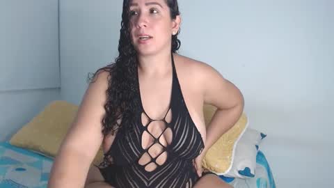 hadid online show from 10.12.25