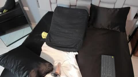 Snapshot of belanny_ chatting on 12.14.25 Bella online show from 12.14.25