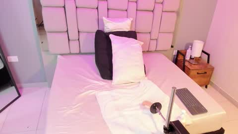 Snapshot of belanny_ chatting on 12.15.25 Bella online show from 12.15.25