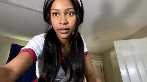 Snapshot of bella19sua chatting on 09.21.25 bella19sua online show from 09.21.25