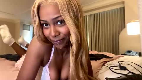 Snapshot of bella19sua chatting on 10.05.25 bella19sua online show from 10.05.25