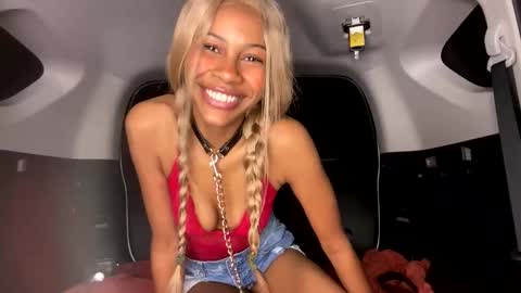 Snapshot of bella19sua chatting on 10.25.25 bella19sua online show from 10.25.25