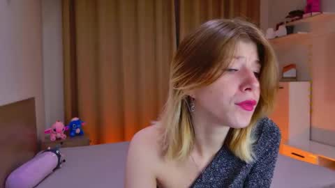 Snapshot of bella_amoury chatting on 10.24.25 Bella online show from 10.24.25