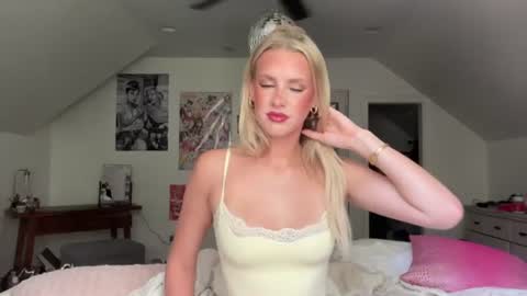 Snapshot of bella_christian chatting on 07.16.26 Bella Baby online show from 07.16.26
