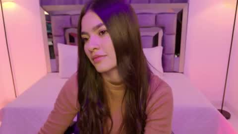 Snapshot of bella_clark2 chatting on 11.04.25 Bella online show from 11.04.25