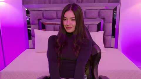 Snapshot of bella_clark2 chatting on 11.05.25 Bella online show from 11.05.25