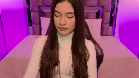 Snapshot of bella_clark2 chatting on 11.14.25 Bella online show from 11.14.25