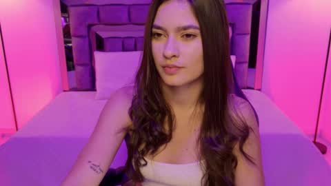 Snapshot of bella_clark2 chatting on 11.18.25 Bella online show from 11.18.25