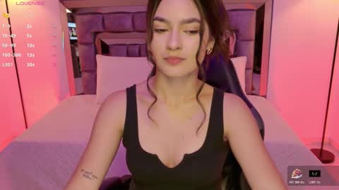 Snapshot of bella_clark2 chatting on 11.20.25 Bella online show from 11.20.25