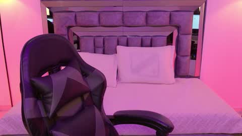 Snapshot of bella_clark2 chatting on 11.29.25 Bella online show from 11.29.25