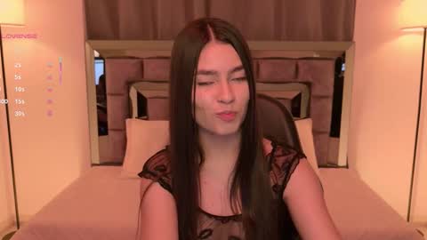 Snapshot of bella_clark2 chatting on 12.20.25 Bella online show from 12.20.25