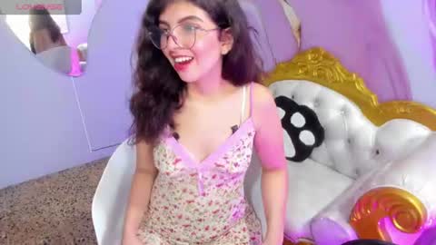 Snapshot of bella_cuttee chatting on 07.24.26 B E L L A online show from 07.24.26