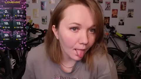 Snapshot of bella_murrrr chatting on 11.06.25 Bella online show from 11.06.25