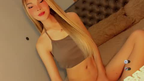 Snapshot of bella_tara chatting on 12.05.25 Bella online show from 12.05.25