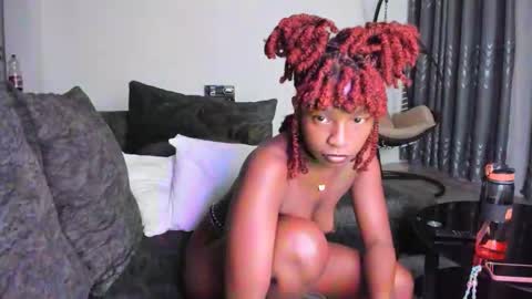 Snapshot of bella_thequeen chatting on 10.11.25 Bella sweetpea online show from 10.11.25