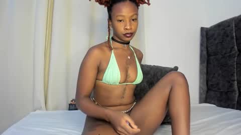 Snapshot of bella_thequeen chatting on 11.19.25 Bella sweetpea online show from 11.19.25