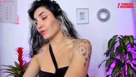 Snapshot of bella_thorne3 chatting on 01.08.25 Bella online show from 01.08.25