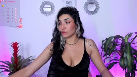 Snapshot of bella_thorne3 chatting on 01.11.25 Bella online show from 01.11.25