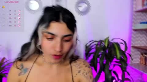 Snapshot of bella_thorne3 chatting on 01.18.25 Bella online show from 01.18.25