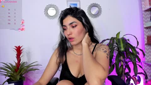 Snapshot of bella_thorne3 chatting on 01.30.25 Bella online show from 01.30.25