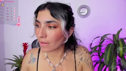 Snapshot of bella_thorne3 chatting on 02.08.25 Bella online show from 02.08.25