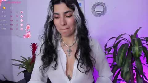 Snapshot of bella_thorne3 chatting on 02.10.25 Bella online show from 02.10.25