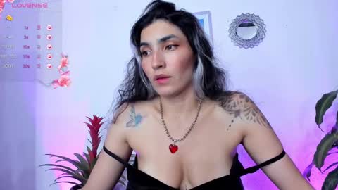 Snapshot of bella_thorne3 chatting on 02.20.25 Bella online show from 02.20.25